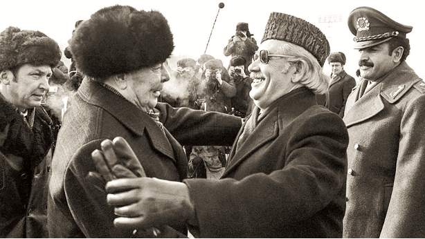 1978 год. Аэропорт Внуково. Генеральный секретарь ЦК КПСС  Л. И. Брежнев встречает главу Афганистана Нур Мохаммада Тараки. Сопровождает афганского лидера начальник 
Генерального штаба ДРА Мухаммед Якуб (стоит за Тараки)
