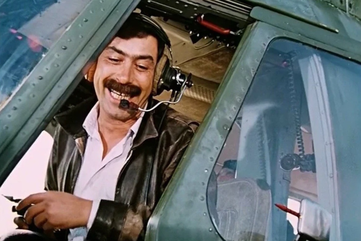 MosfilmRuOfficial / YouTube📷Кадр из фильма «Мимино» про грузинского пилота Валико Мизандари, мечтающего о большой авиации