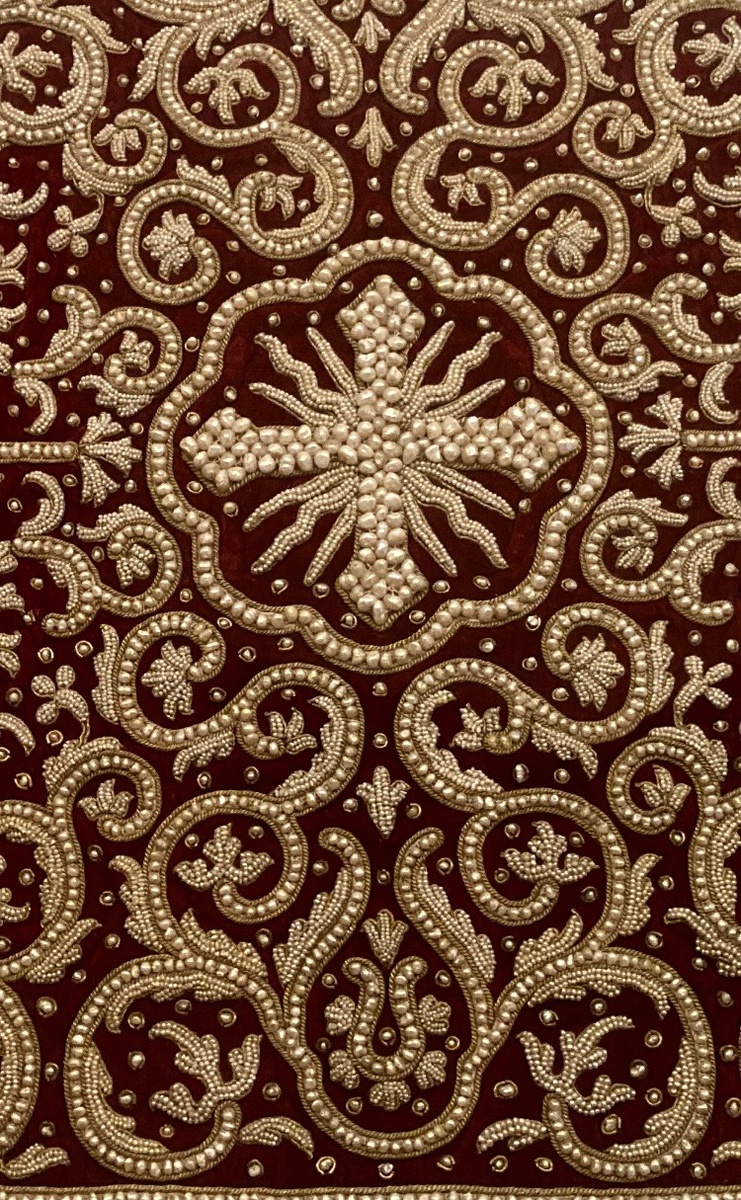 Фрагмент покровца. Мастерские Новодевичьего монастыря, конец XVIIвека. Фото автора, сделано на выставке Новодевичий монастырь. Вехи истории» в Государственном Историческом музее, ноябрь 2024