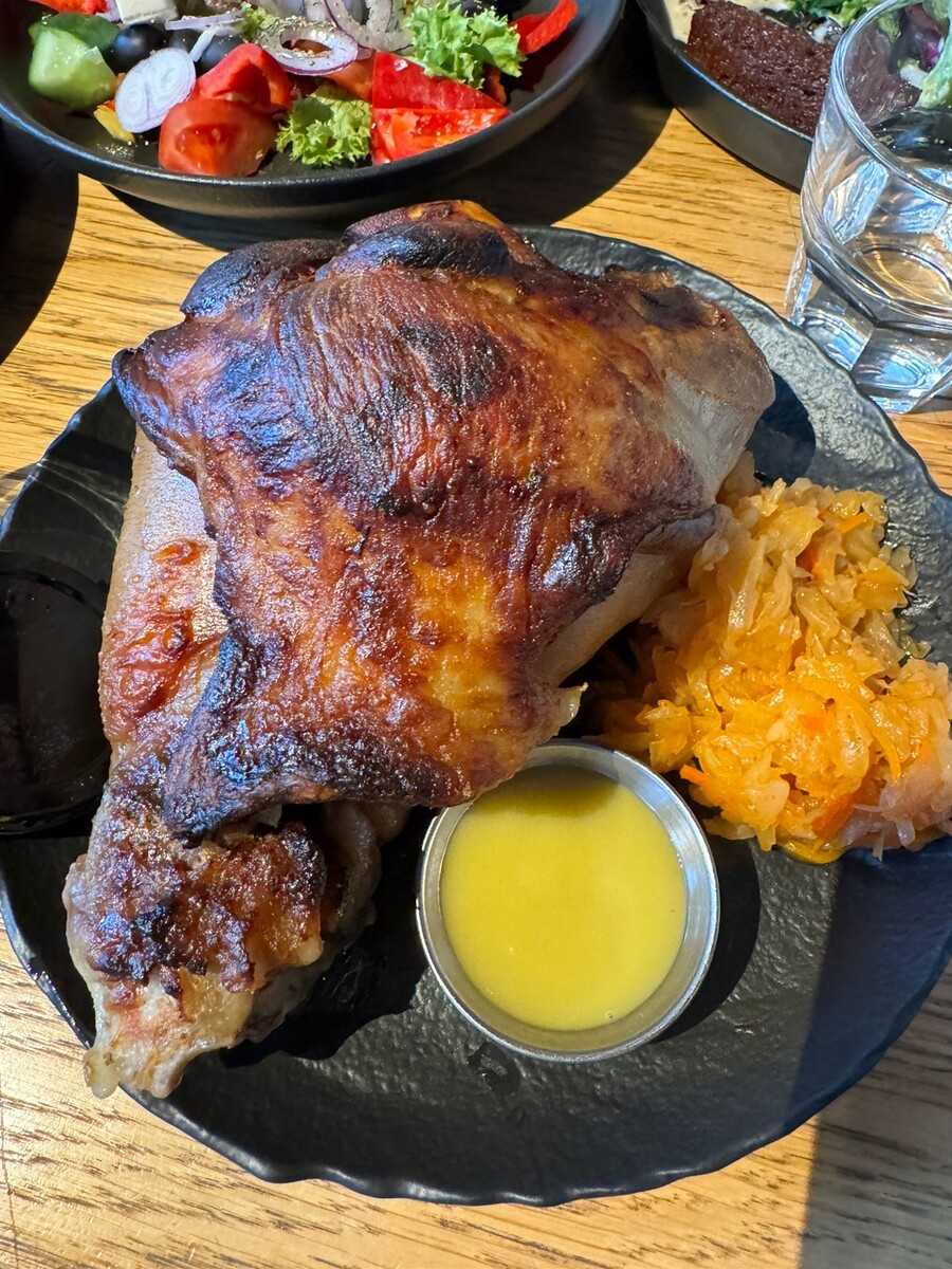 Свиная рулька в "Баке" - это шедевр! Фото из архива автора 