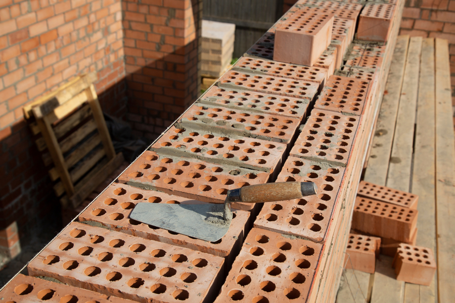 Про то как развалился дом из кирпича сразу после покупки, смотрте в нашем новом сюжете на канале.