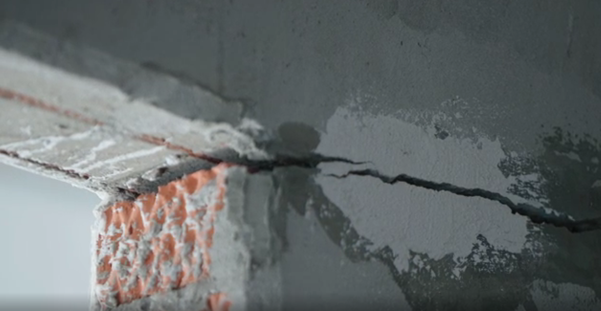 А это стена дома. Нового, недавно купленного и построенного "как для себя" по словам застройщика.