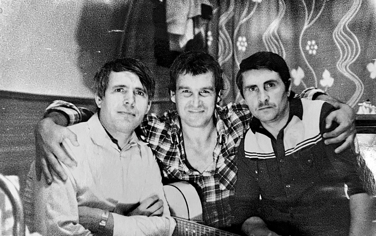 Н.Ф.Кривонос (в центре) в молодые годы. Фото из его личного архива. 