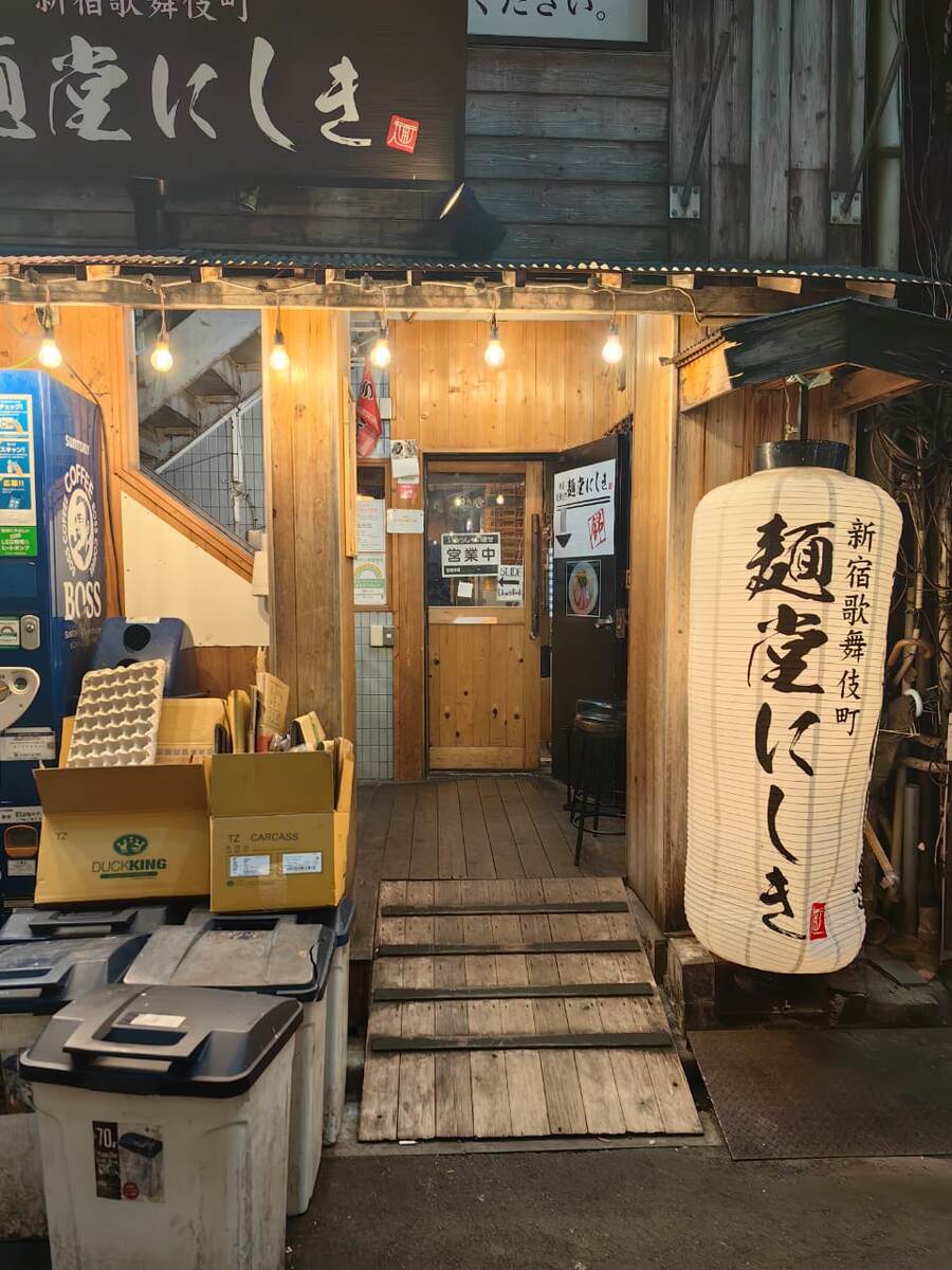 Неправильная дверь. Фото-подарок.