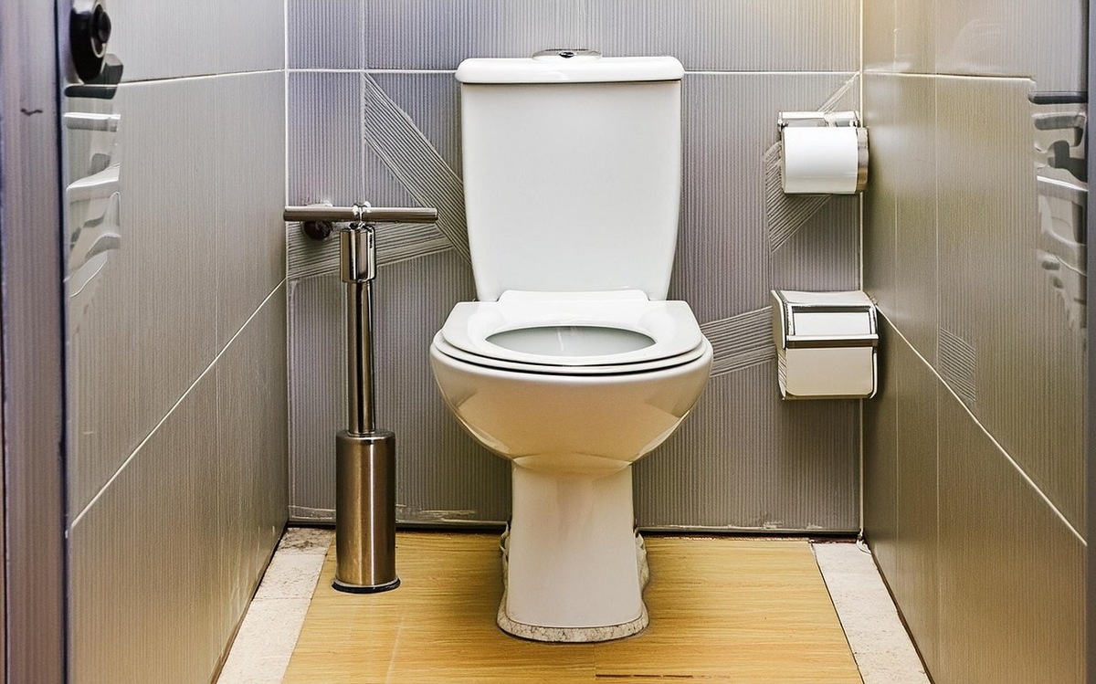 Зачем опытные хозяйки засыпают соль в унитаз каждый день: попробуйте эту полезную хитрость / Фото: Pogovorim.by