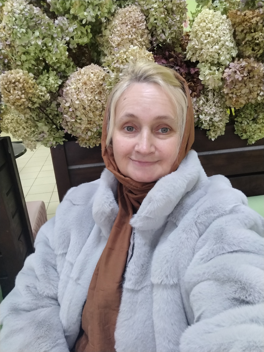 Промёрзла в Петербурге, приехала домой и достала шубу))