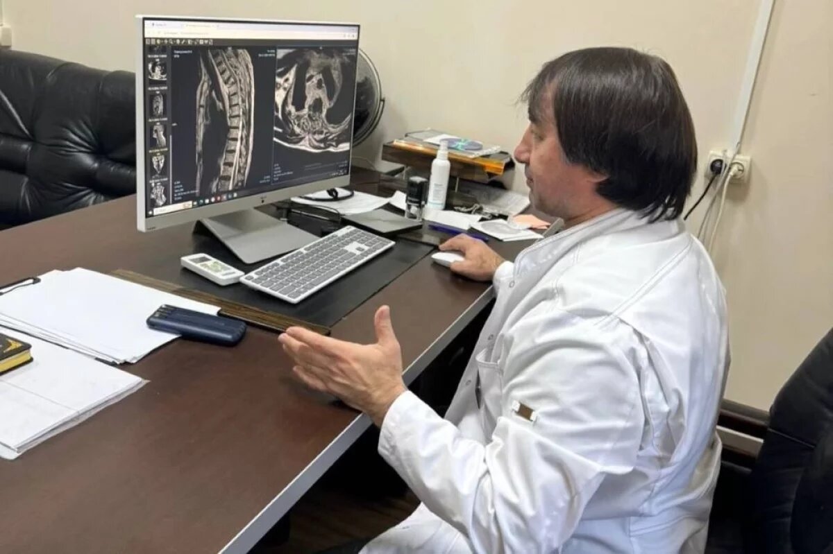    Врачи в Махачкале сообщили о состоянии учительницы, на которую упала фанера