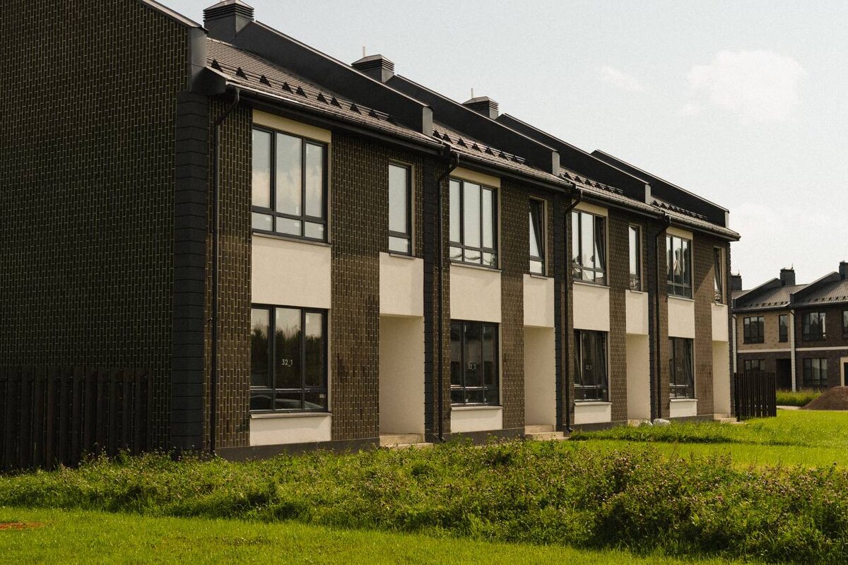 Все участки в квартале «Таун Град» уже выровняли и засеяли газонной травой