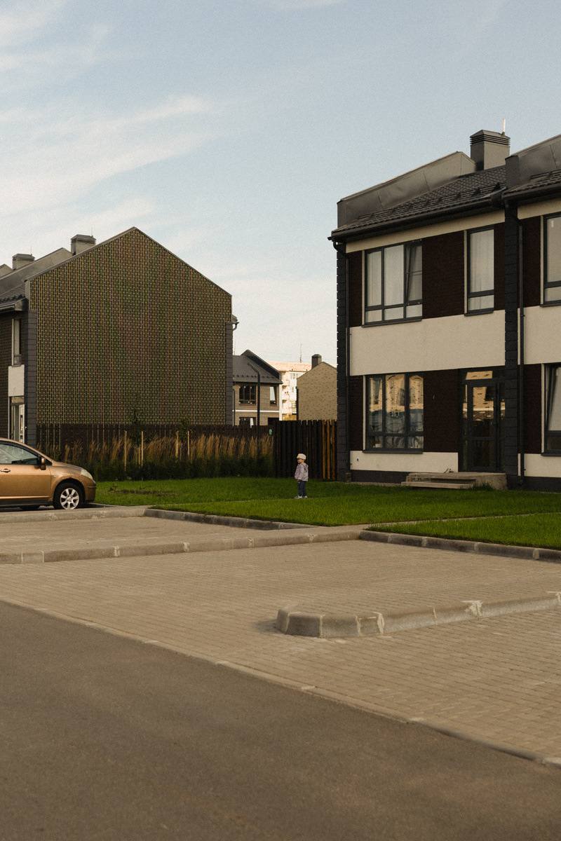 К каждому таунхаусу прилагается два парковочных места — вам не придется думать, где поставить автомобиль