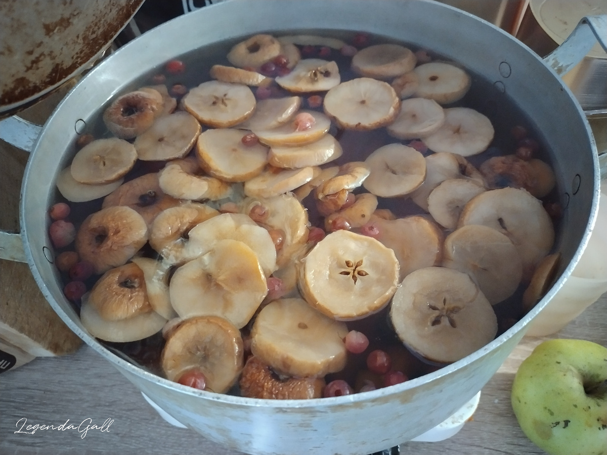 Каких-то минут сорок и на электроплитке все закипело )) Пусть настаивается