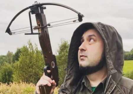    На Украине заочно судят певца Акима Апачева — за песни «Пливе кача» и «Лето и арбалеты»