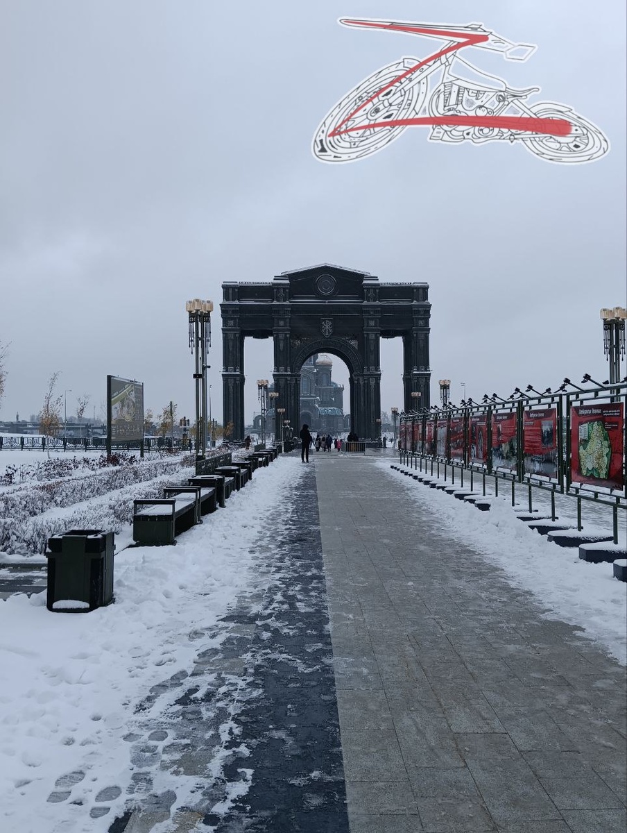 Проход к храмовому комплексу после досмотра.