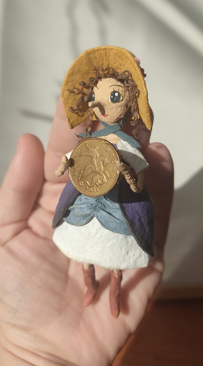 Жадина - говядина соленый огурец, На полу валяется - никто его не ест!
А муха подлетела понюхала и съела!
- Пели мы в детстве незамысловатую песенку 🤣 Но эта муха у нас совсем другая... Труженница, широкой души насекомое! Летит поскорее на базар, чтобы купить самовар и в гости всех пригласить 😜