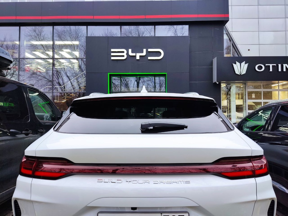 BYD Song вид с зади