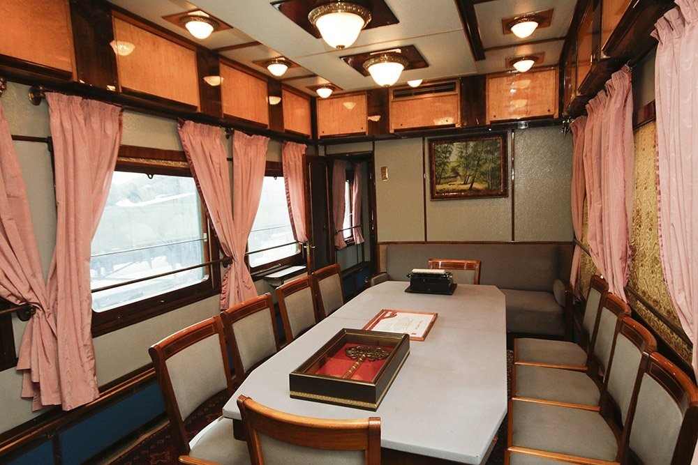 зКомната заседаний в вагоне литерного спецпоезда Леонида Брежнева, фото конца 1970-х годов.л для совещаний.