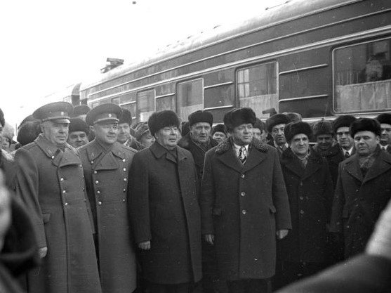 Леонид Бреженев у своего спецпоезда. Фото 1970-х годов.