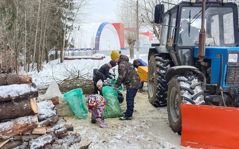    Кикшеринговый самокат, варенье и искусственная елка: инициативные ижевчане провели воскресник на реке Чемошурка