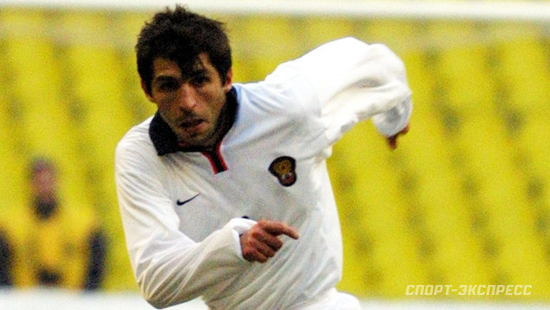 11-летнего бакинского вундеркинда Гарри Вайнштейна в 1974 году называли будущим фаворитом мирового первенства в 1980-х годах. Он таковым и стал, но, памятуя об отнюдь не иллюзорном советском антисемитизме, уже под фамилией матери – Каспаров. Под этой же фамилией он позже вошёл в списки иноагентов, экстремистов, террористов и других нехороших людей.