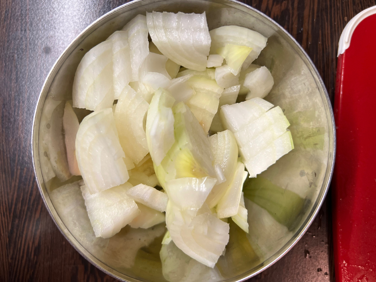 Нарезаем лук