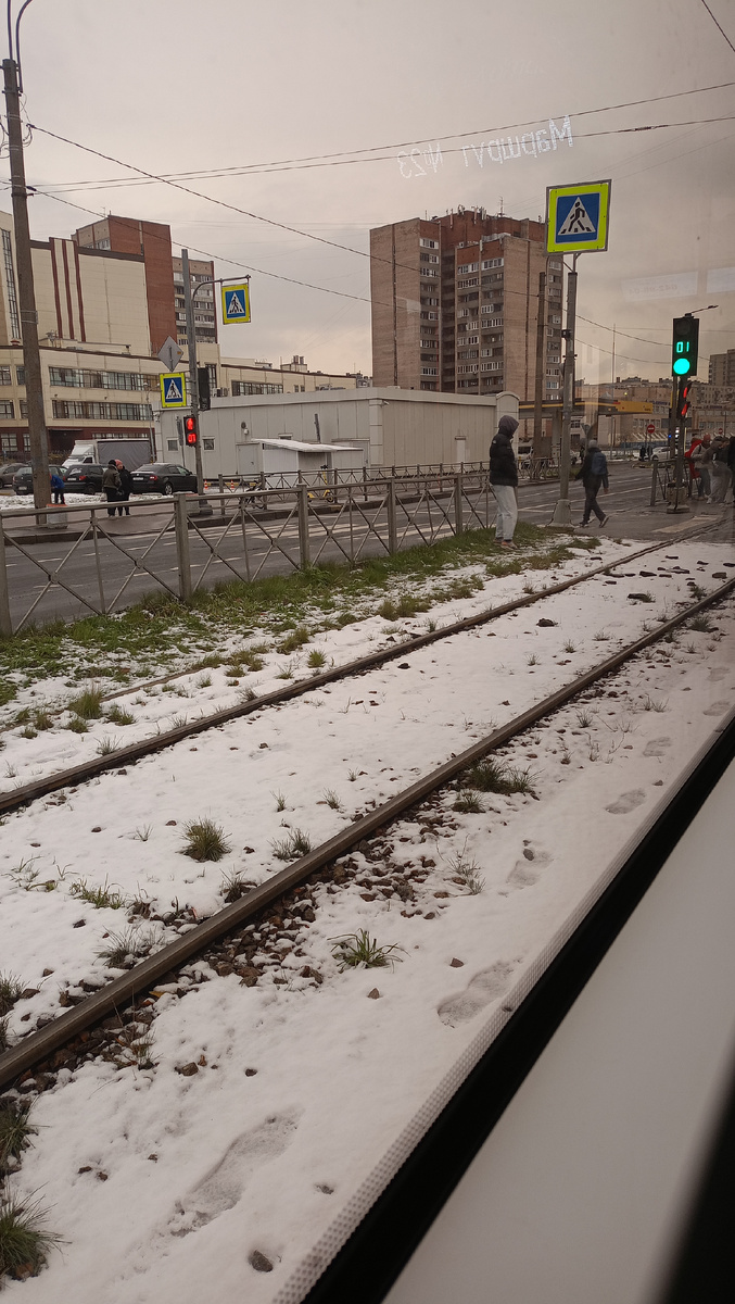 Еду а трамвае.. Ливней не видно😃