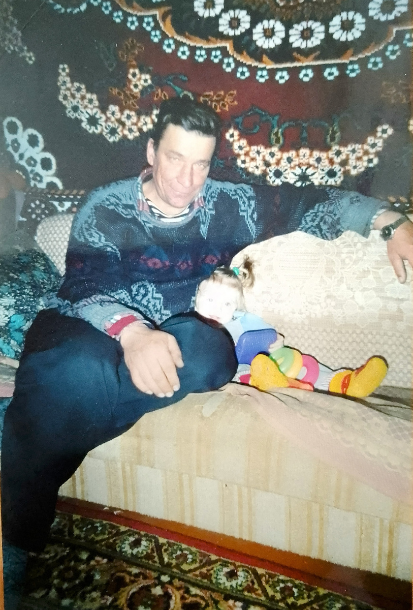 Мой отчим - Гребенюк Юрий Геннадьевич. И моя дочка Алёнушка (10 мес). Март 2002 г.