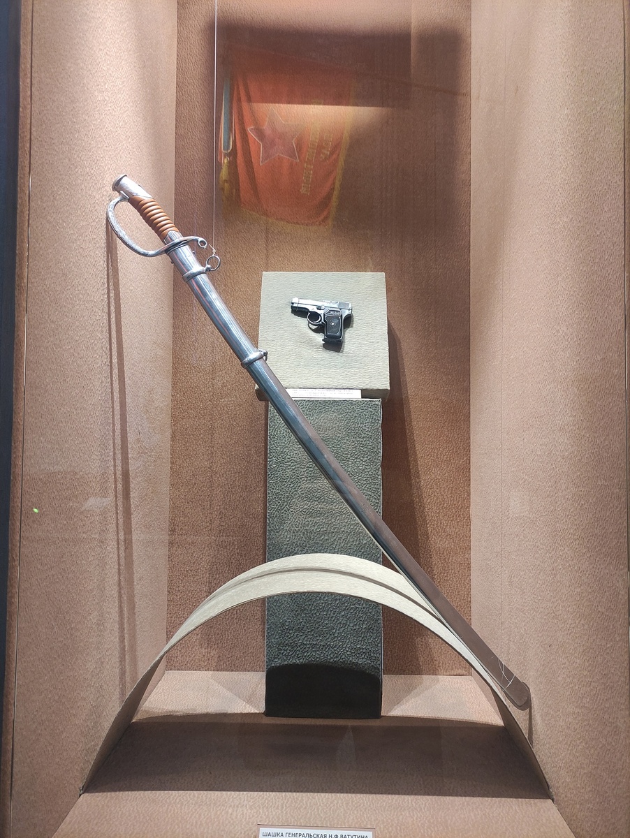 Генеральская шашка и пистолет Н.Ф. Ватутина.Фрагмент экспозиции ЦМВС РФ.Зал №14.