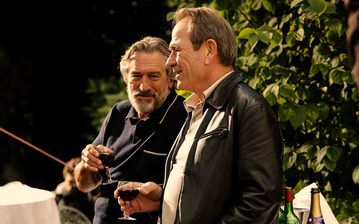 Заклятые друзья. Или закадычные враги. Потому что герой Томми Ли Джонса ловит таких, как герой Роберта де Ниро. А теперь защищает его...