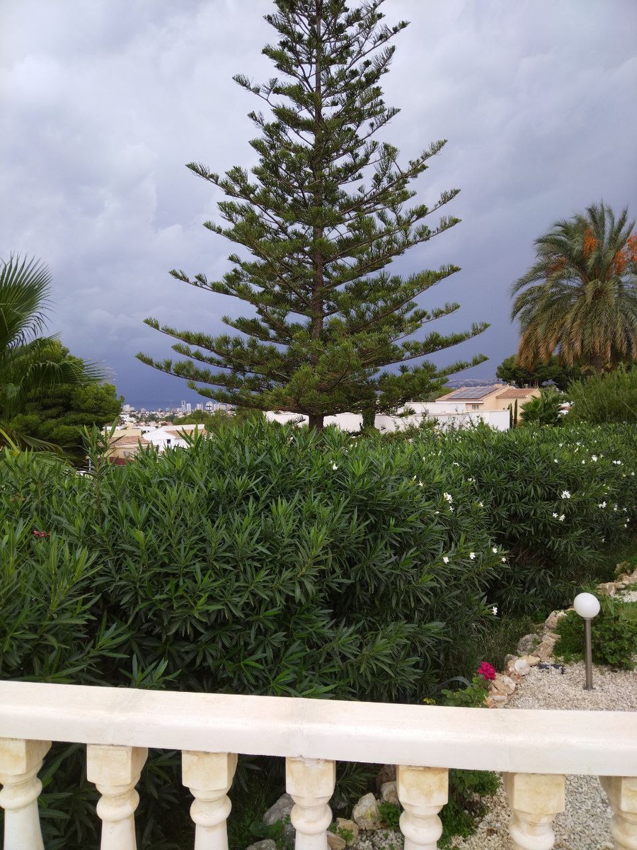 Это тучи вчера принесли дождь и небольшие наводнения на дорогах в Алтею и Бенидорм