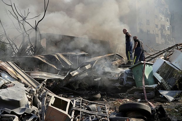    Представители гражданской обороны разбирают завалы дома после израильских ударов по южным пригородам Бейрута, Ливан, 1 ноября 2024 года. Фото: Mohammed Yassin / Reuters