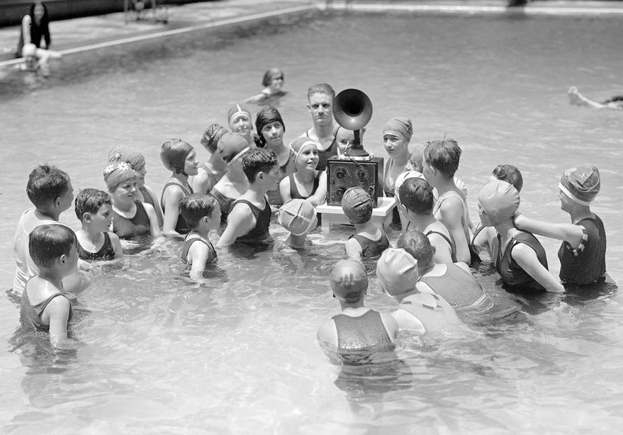 Дети слушают работающий на батарейках радиоприемник