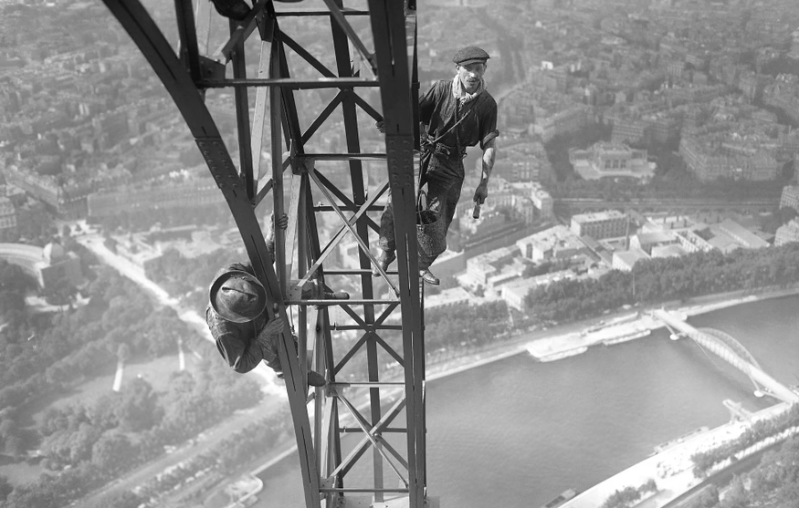 Работники красят Эйфелеву башню в Париже