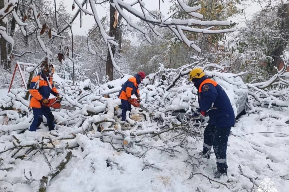    В нескольких регионах СКФО спасатели весь день устраняют последствия стихии.