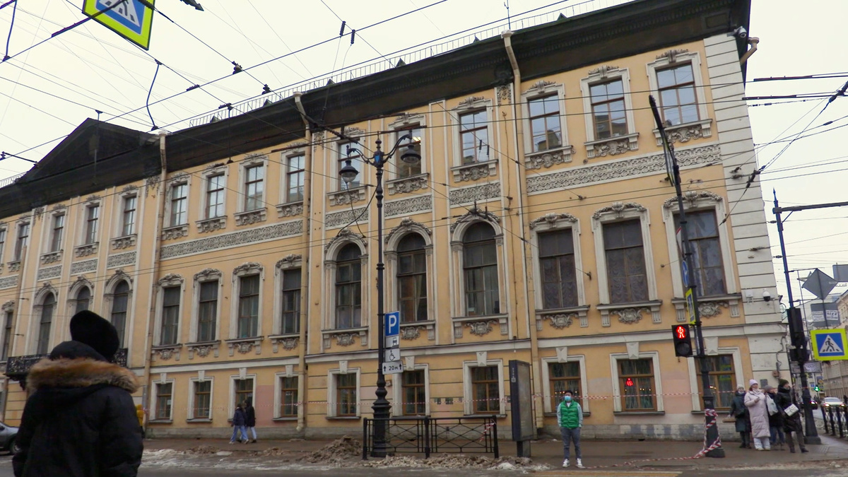 Малая Морская, 10. «Дом Пиковой дамы». Что он там высматривает? Прямо по сюжету...