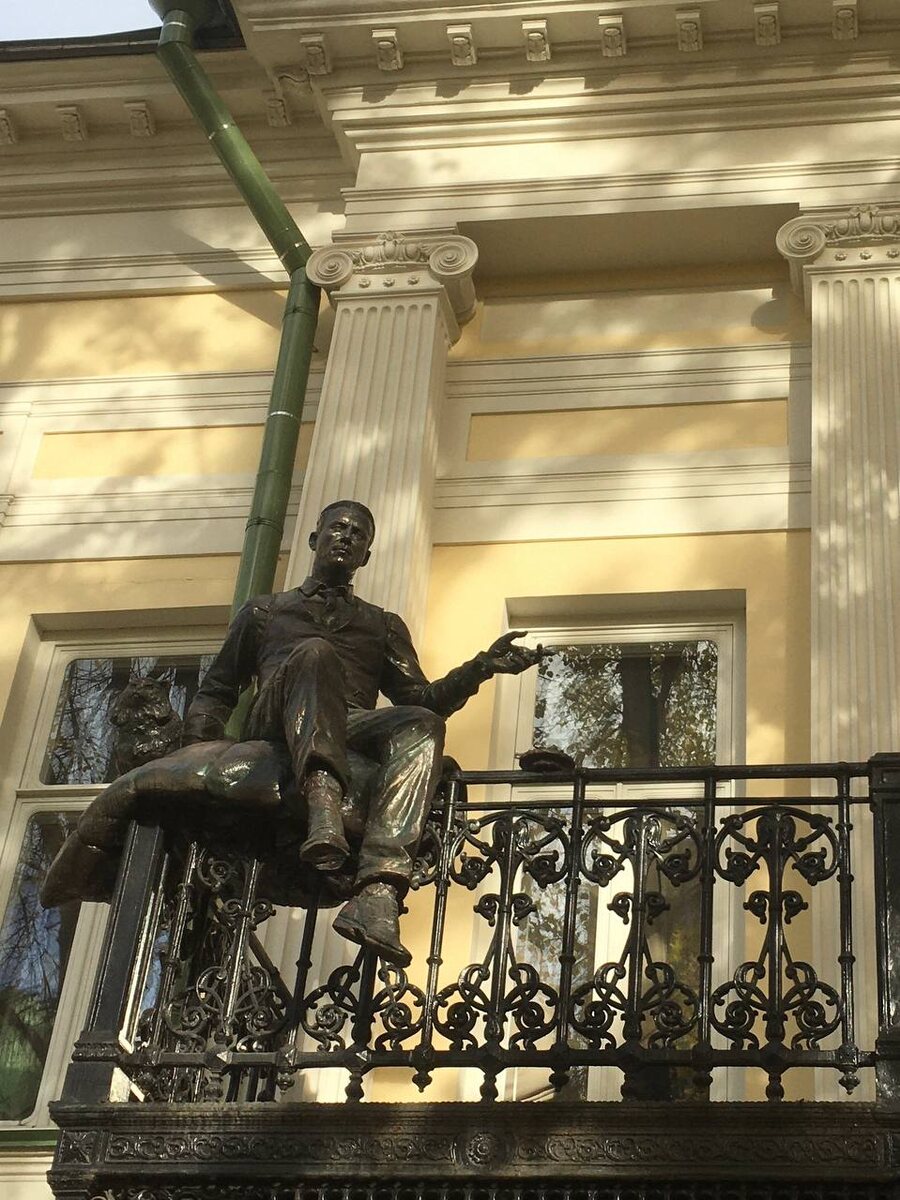 Памятник Булгакову