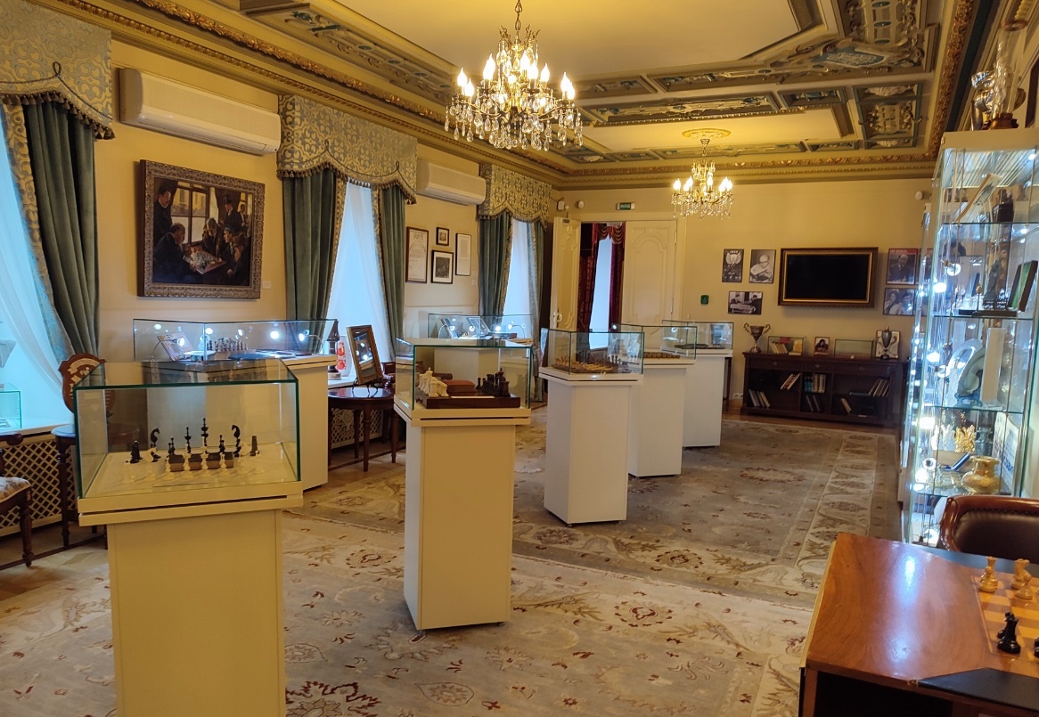 Один из залов музея шахмат