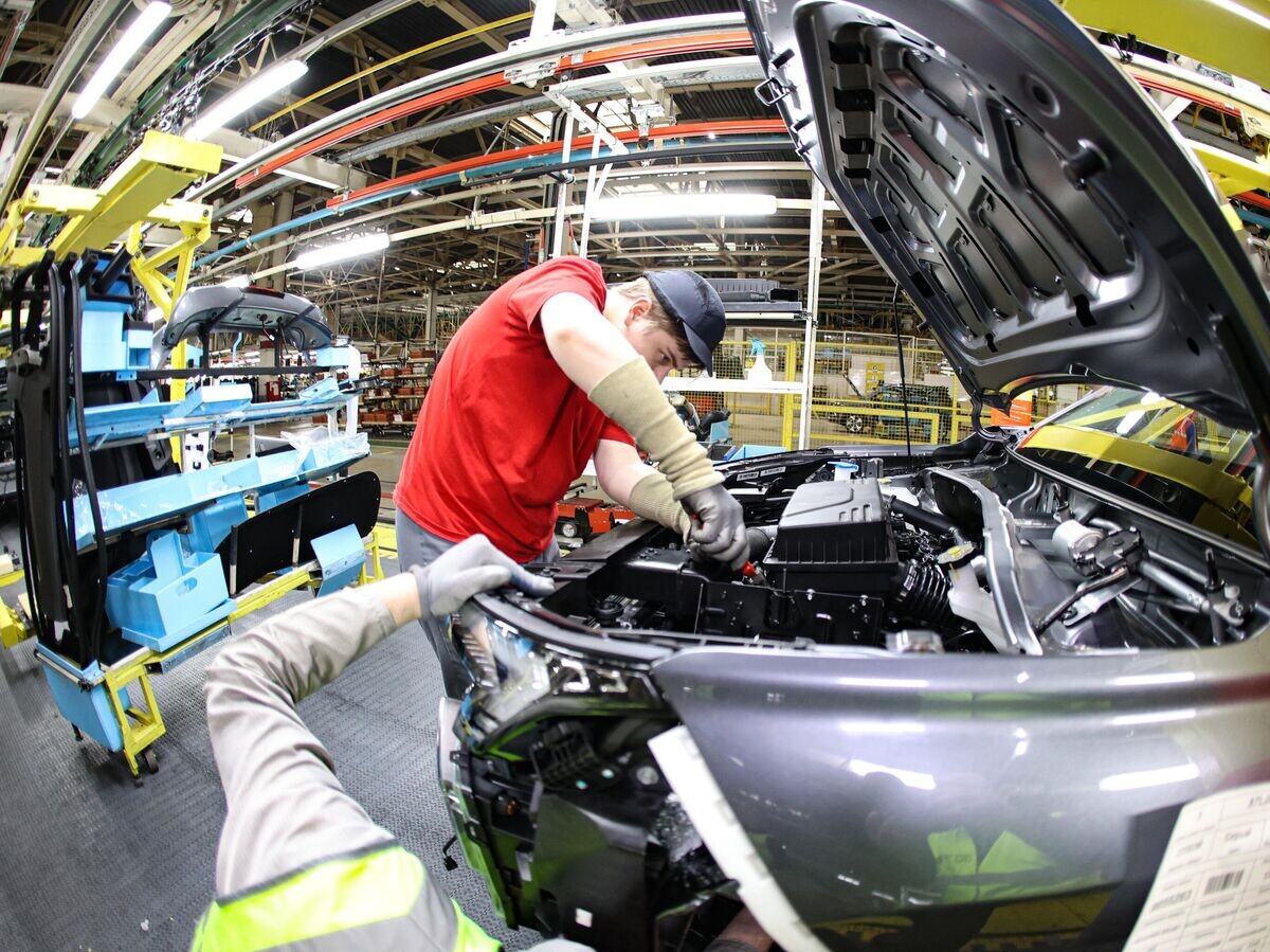    Мелкоузловая сборка кроссовера "Москвич 3" на линии завода "Москвич"© РИА Новости / Павел Львов