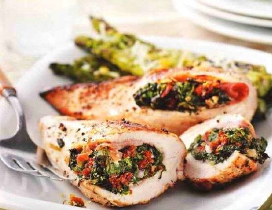 Пример сервировки блюда куриная грудка со шпинатом.