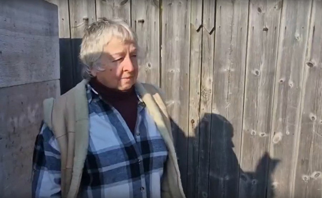    Надежда Сидоровна кормит несколько десятков животных, которых оставили хозяева