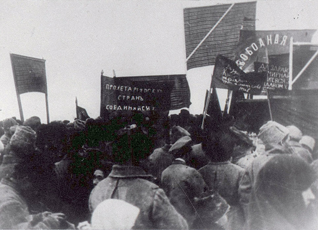    Демонстрация в поселке Тим в годовщину Великой Октябрьской социалистической революции. 1918 год