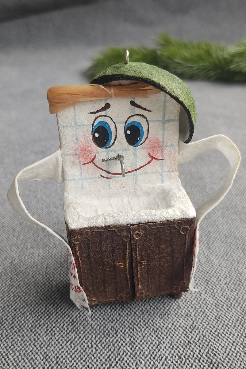 В сказке про Мойдодыра главный герой - "умывальников начальник и мочалок командир" - взрослый, строгий. Как раз то, что нужно, чтобы лентяев перевоспитать. А мой Мойдодыр совсем юный и весёлый малышок (и по росту тоже - 10 см по краешкам). Встречайте!