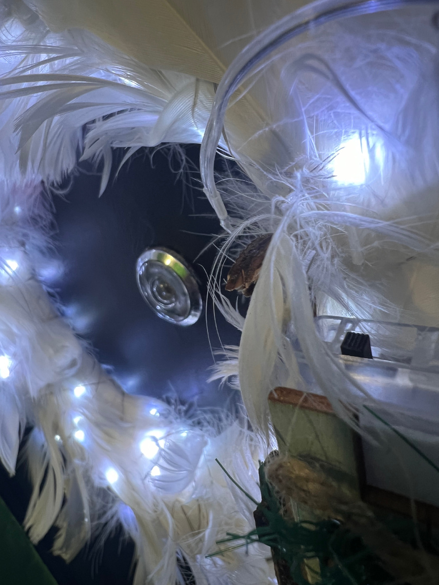 У блока есть легкий доступ к включению/выключению подсветки и замены батареек с нижней стороны