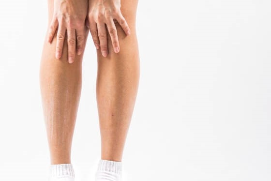 к чему чешется правая коленка