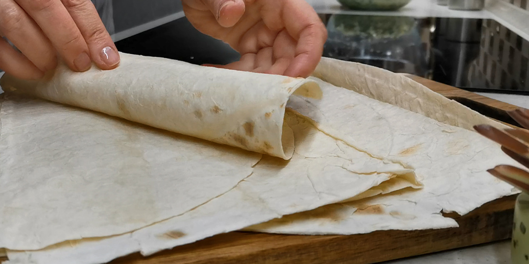 Взяла лаваш и через 10 минут уже едим. Такие классные вкусняшки, ну прямо как турецкие, а с тестом никакой возни. И выходит в копейки!