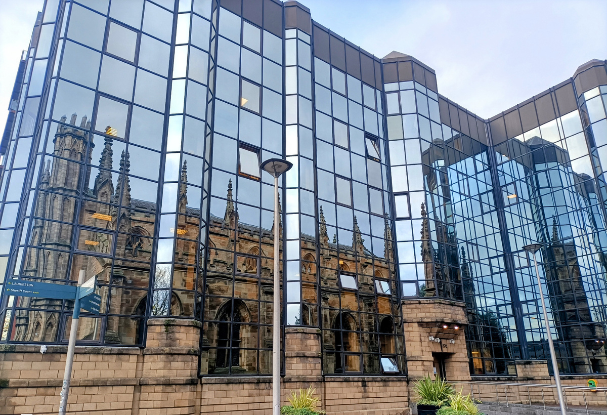 Отражение на стеклянном фасаде Кафедрального собора Святого Андрея. Глазго. Шотландия. Фото автора 