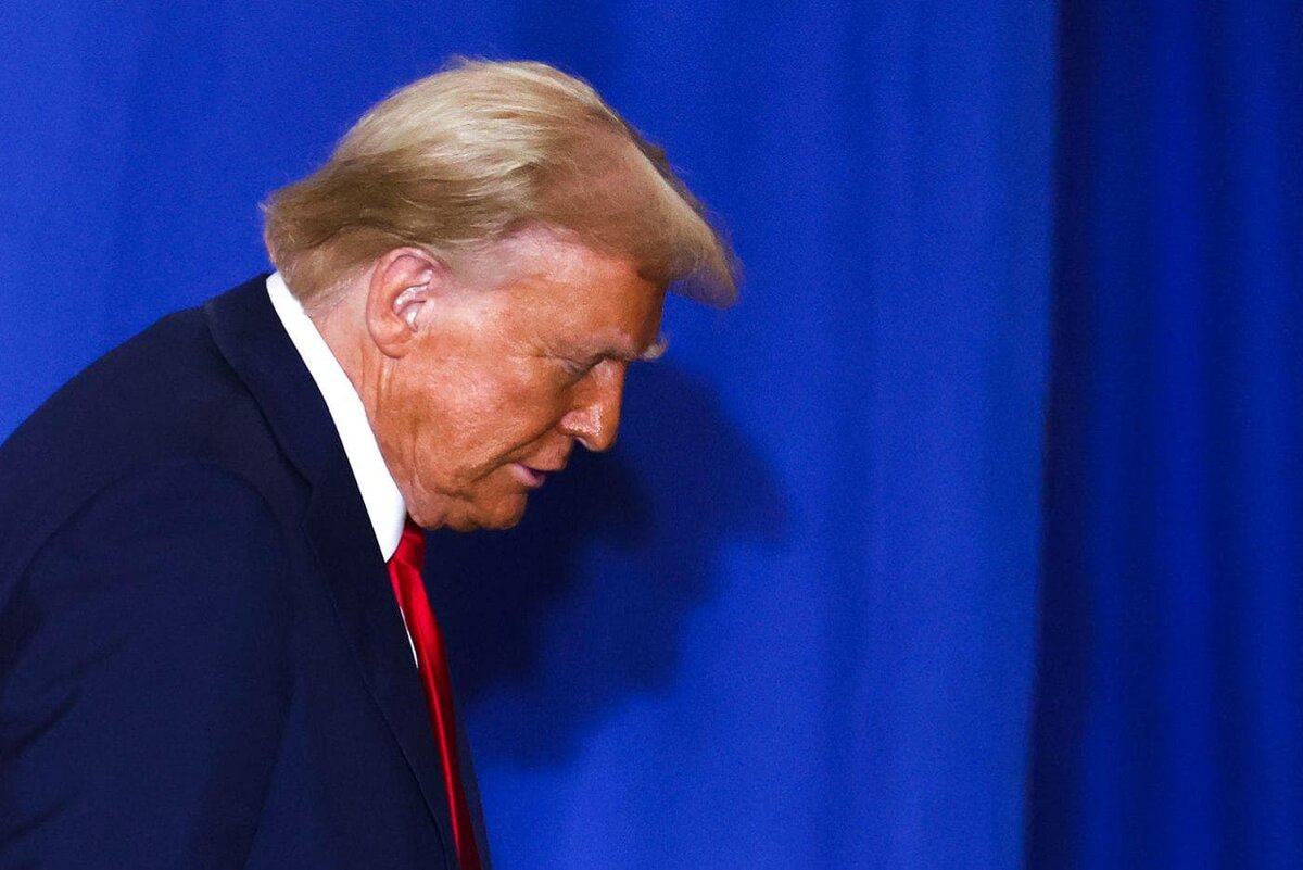    Трамп лидирует в "колеблющихся" штатахCHARLY TRIBALLEAU / AFP