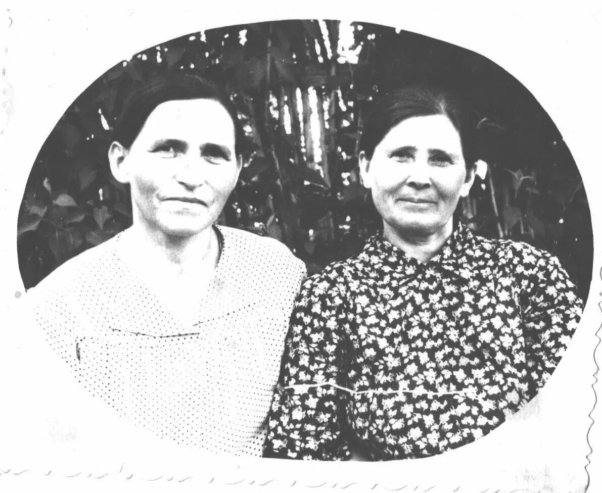 Бабушка справа со своей подругой.
