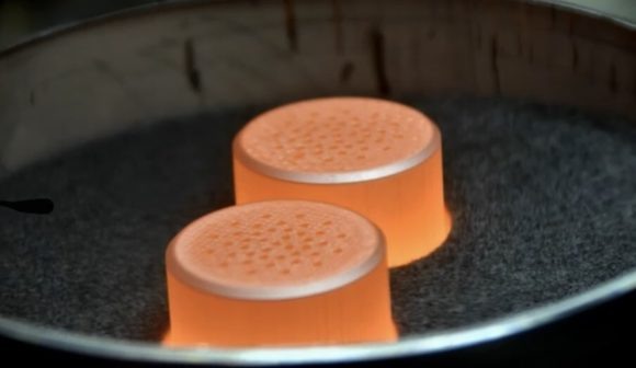 Капсулы Pu-238 для РИТЭГов. Они имеют оранжевый цвет из-за температуры, которую получают в результате радиоактивного распада (NASA/DoE).