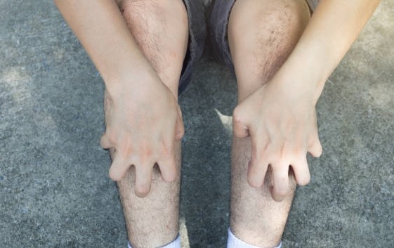 к  чему чешутся обе ноги