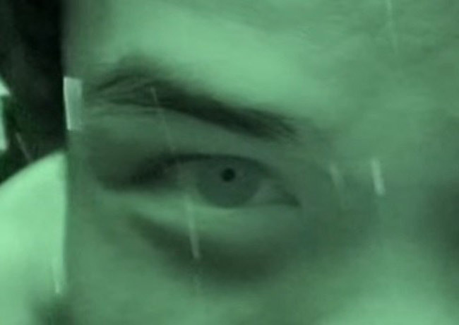 Зрачки мокенов в воде сужаются до диаметра меньше 2 мм, а сами детишки становятся зеленого оттенка. 