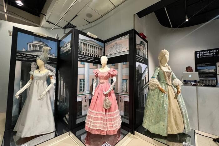    Зрелый классицизм отобразился в моде. Динара Кафискина.